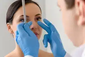 التعافي بعد العملية: مراحل الشفاء وفترة النقاهة بعد تجميل الأنف